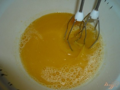 Соединяю маргарин с желтками с сахаром. Размешиваю. Добавляю соду, гашеную уксусом. Постепенно добавляю муку. Перемешиваю.