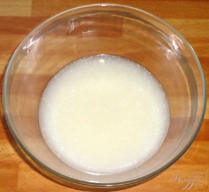 В чашку налить кипячёную, охлаждённую воду, добавить измельчённый миндаль, сахар, соль и перемешать.