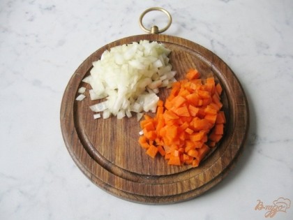 Репчатый лук и морковь нарезаем.
