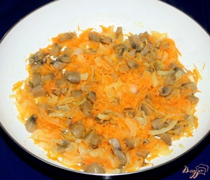 Добавить тертую на средней терке морковь ,мелко нарезанные грибы и обжарить.