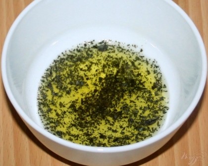 Оливковое масло смешать с сушеным базиликом.