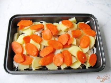 Картофель и морковь отвариваем почти до готовности. Чистим и режем на кружочки. Укладываем сверху, на лук. Закрываем пищевой фольгой и ставим в духовку разогретую до 175 градусов. Готовим 20-25 минут.