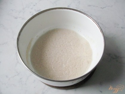В теплое молоко всыпаем сахар, дрожжи и ждем несколько минут, пока дрожжи не активируются.