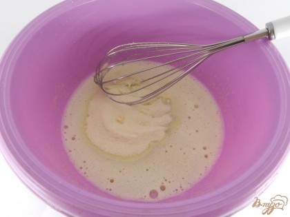В глубокую посуду вбить яйцо, добавить сахар. Взбить яйцо с сахаром венчиком до образования пены, всыпать манку. Перемешать и оставить смесь на 10 минут.