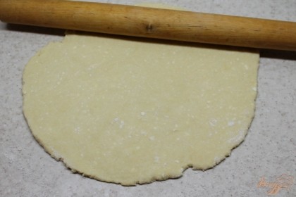Замешиваем тесто, посыпаем его мукой и раскатываем лист толщиной 2 мм.