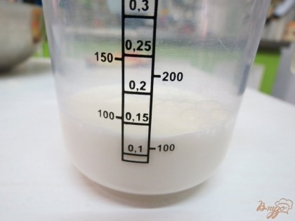 В мерный стакан налейте тёплое молоко.