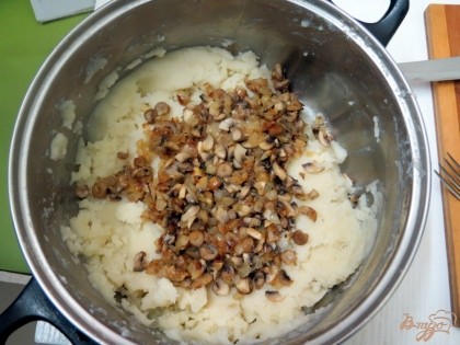 К картофельному пюре добавляем шампиньоны с луком, солим и перчим по вкусу. Перемешиваем.