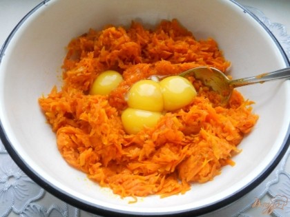 Морковь и тыкву очистить, натереть на крупной терке. Поместить в сковороду, добавив в нее растительное масло. Также добавить и масло сливочное. Добавить к овощам карри, соль, красный молотый перец, сухую зелень и мускатный орех. Обжаривать морковь с тыквой на среднем огне 6-7 минут, пока овощи станут мягковатыми. Выложить в глубокую миску, немного остудить. Желтки отделить от белков, добавить желтки к овощам.