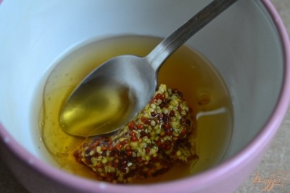 Винный уксус, кунжутное масло, горчицу и мед смешать , посолить по вкусу.