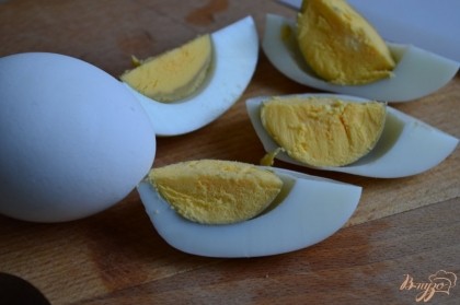 Яйца отварить вкрутую, охладить , почистить и порезать на 4 части.