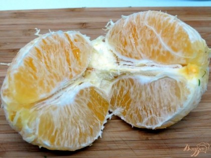Апельсин очищаем от плёночек.
