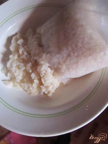 Сварить рис, не забудьте посолить воду. В готовый рис добавьте сливочного масла, соли, черный перец, базилик и перемешайте.