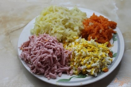 Картофель, морковь, колбасу и яйца натираем на крупную терку.