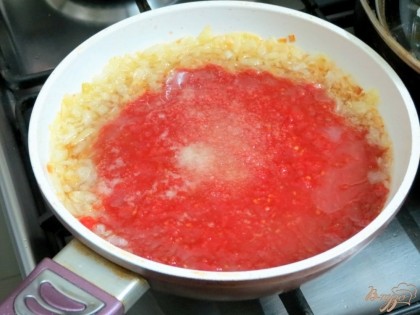 К луку добавляем томатную пасту, соль и сахар. Тушим вместе 15 минут.