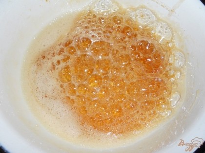 Оставшийся сахар и лимонный сок поставить на медленный огонь. Варить до светло-коричневого цвета и характерного карамельного запаха, постоянно помешивая.