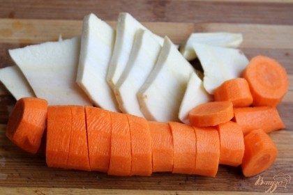Чистим и режем пастернак и морковь. Овощи добавляем в сковородку к печени.