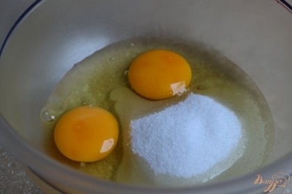 Яйца, щепотку соли  и сахар немного взбить венчиком.
