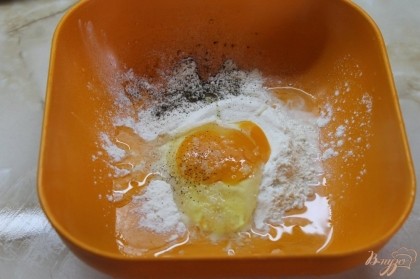 Нам надо приготовить лизон для обволакивания капусты, нужно густой. И так соединяем яйцо с мукой и добавляем соль и перец. Взбиваем венчиком.