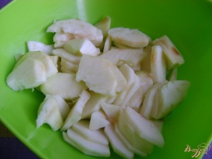 Яблоки нарезать тонкими пластинами и кусочками.