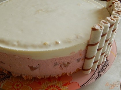 Внешний край торта украшаем трубочками.Прикрепляем их по окружности торта. они хорошо крепятся к творожной массе.
