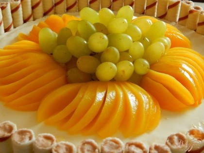 Торт украшаем нарезанными персиками, виноградом, физалисом, малиной. Теми фруктами, которые вы имеете.Украшаем листочками мелиссы, или мяты.