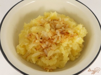 Измельченный репчатый лук обжарить на растительном масле до золотистости. Добавить его в картофельное пюре, хорошенько перемешать.