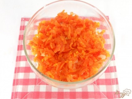 Далее - натертая на терке морковь + майонез.