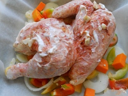 На овощи поместить курицу, смазать ее сверху немного сметаной.