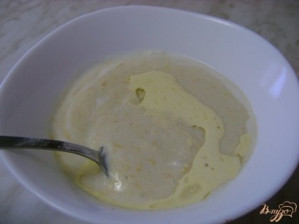 Вливаем в тесто растопленный маргарин (или масло), перемешиваем.