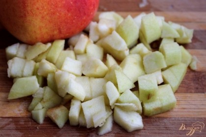 Готовим яблочную начинку.  Яблоки чистим от кожуры и семечек, нарезаем кубиками и пересыпаем в кастрюлю с толстым дном. К яблокам добавляем четверть стакана сахара, имбирь и корицу. Готовим начинку на слабом огне в течении 10-15 минут, периодически помешивая.