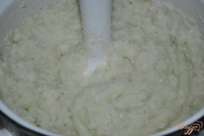 Взбить блендером рис и капусту до однородной массы