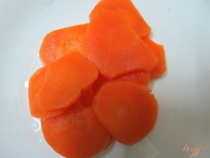 Морковь нарезаем на кружочки.