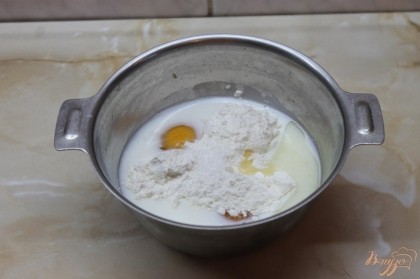 Смешиваем молоко, яйца, соль, перец, не много растительного масла и муку для приготовления блинного теста. Взбиваем венчиком или миксером до однородной массы.