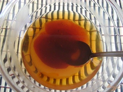 Растворить в чае сахар и варенье, затем влить постное масло, добавить соль и соду.