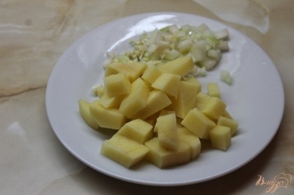 Картофель нарезать средним кубиком, лук и чеснок мелким кубиком.