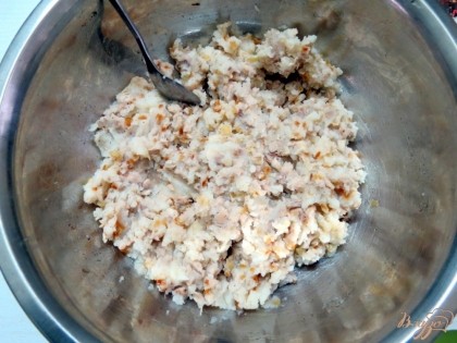 Картофель отвариваем, делаем пюре со сливочным маслом, бёдрышки вынимаем из бульона, мелко нарезаем. Лук жарим на растительном масле.Всё перемешиваем, солим, перчим. Начинка готова.