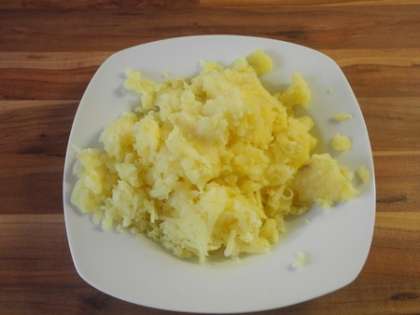 Отварной картофель почистить и натереть на терке