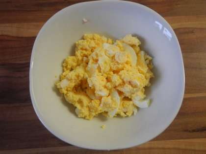 Яйца очистить от кожуры, мелко порезать или измельчить блендером