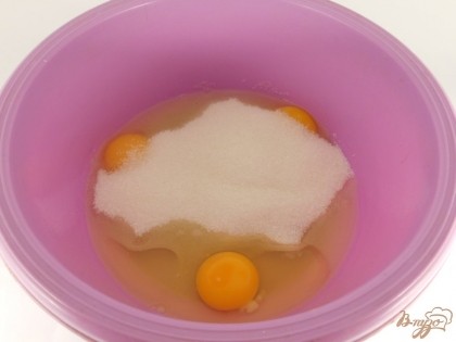 В глубокую посуду всыпать сахар (2 ст.л. оставить), добавить яйца