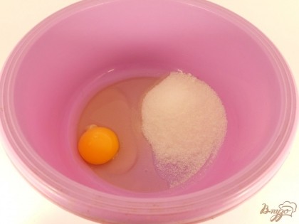 К сахару добавить яйцо. Взбить миксером.