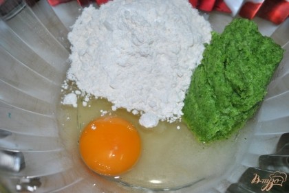 Приготовить тесто: для этого смешать брокколи, яйцо, соль и 10 стол.ложек муки
