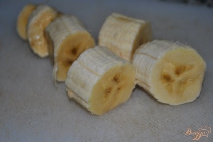 Очистить и нарезать банан