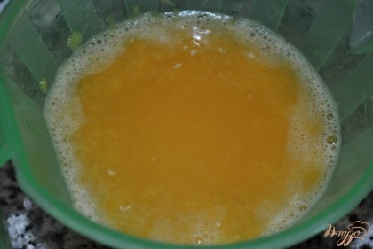 Выдавить сок из апельсинов(4-5 шт)