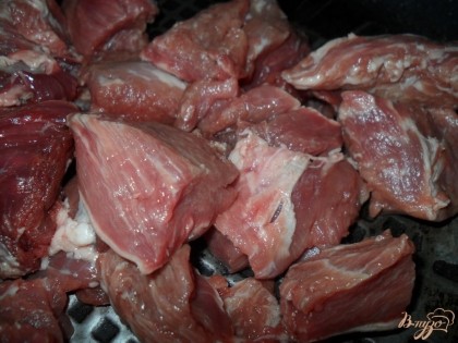 Мясо промыть, разрезать на кусочки.