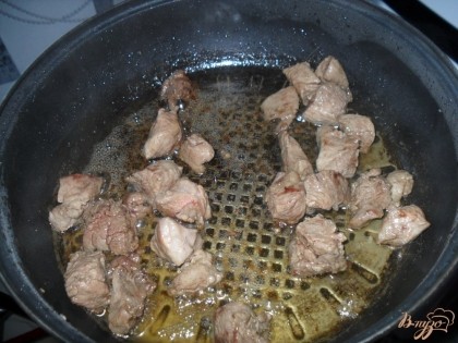 На разогретой сковороде с растительным маслом поджарить мясо пару минут