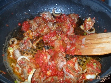 Затем добавить лук и томатную пасту.