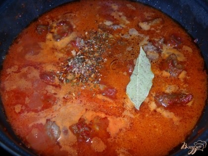 Через пару минут добавить томатный сок, лавровый лист, соль, перец, приправу.