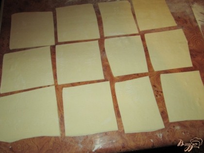 Тесто разморозить около 30 минут.Тесто нарезать квадратами приблизительно 5Х5 см.