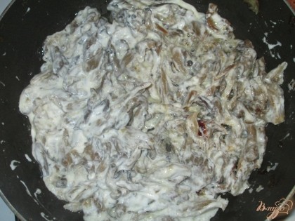 Грибы помить, порезать на куски. Добавляем грибы к луку, перемешиваем и кладем сметану.  Солим, перчим и тушим до готовности грибов.