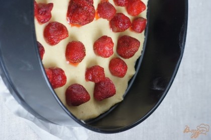 На тесто выложите чистые ягодки клубники.
